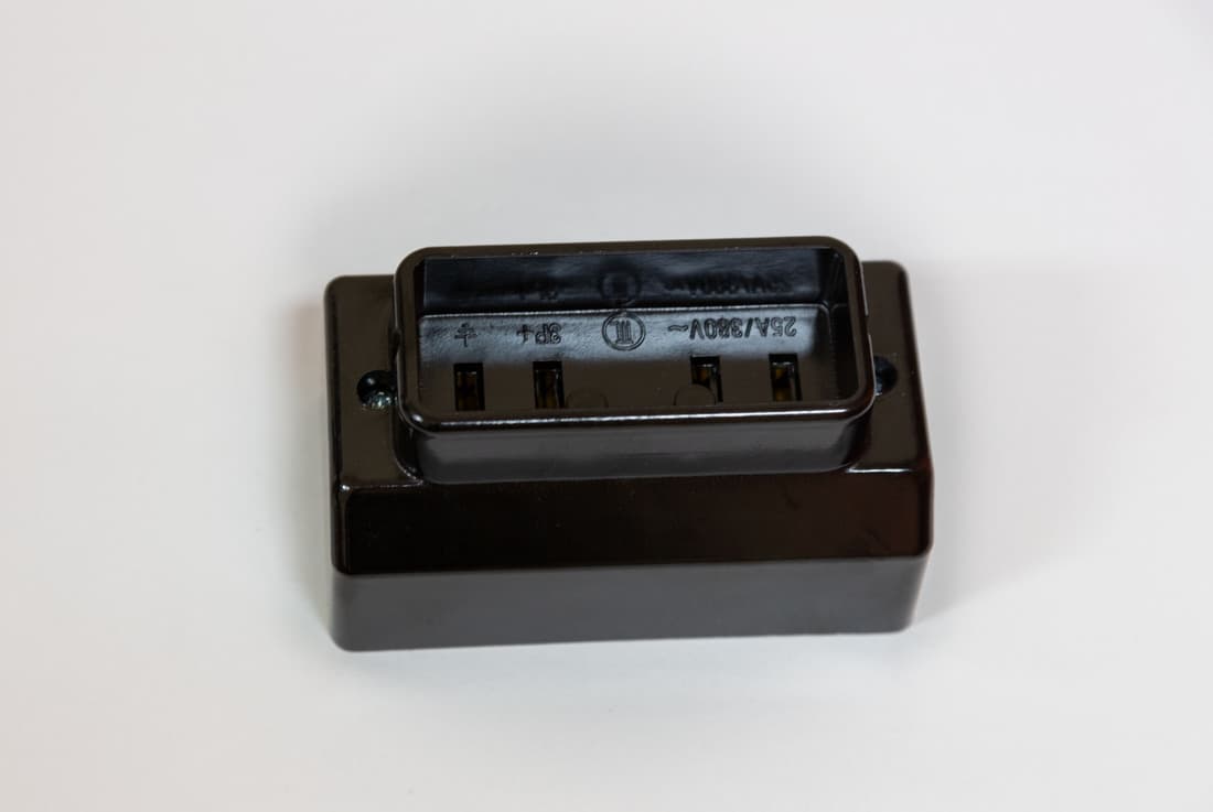 Трифазен контакт Технил 3х25А 380V 02 черен