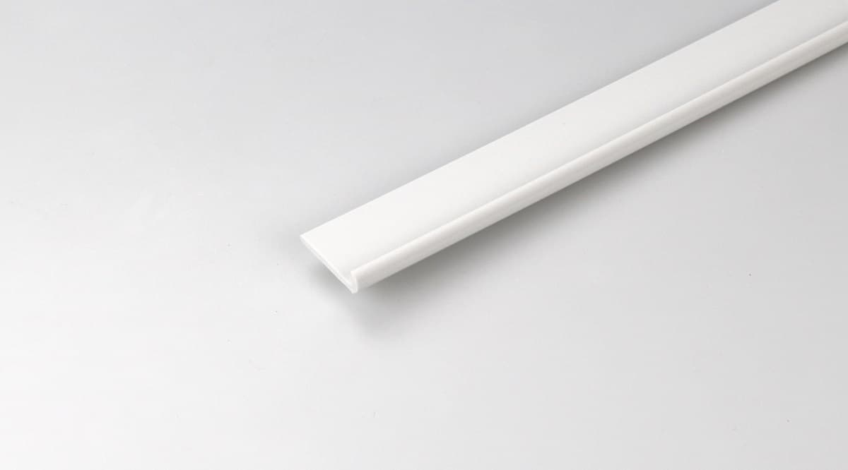 PVC J - образен профил 100x2,5x2,3см бял